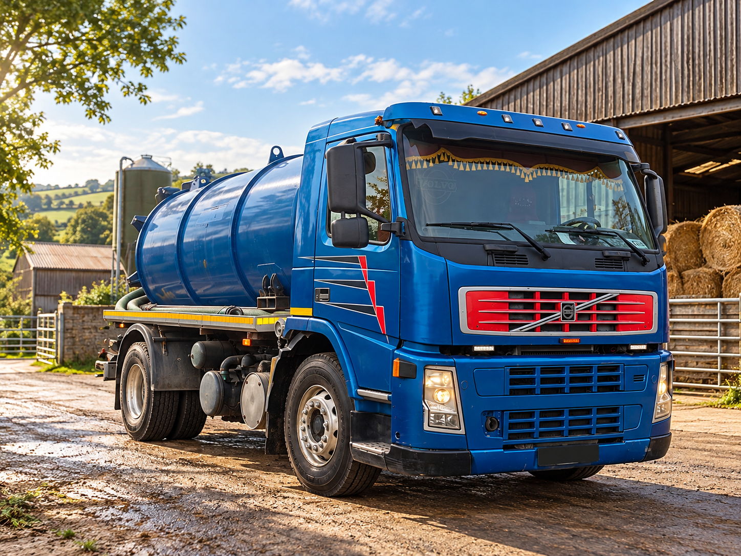 Niebieski samochód Volvo LuMa przy gospodarstwie
